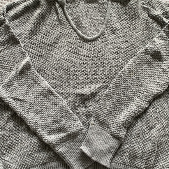 The perfect lightweight knitted hooded sweater for fall!! - Picture 2 of 4